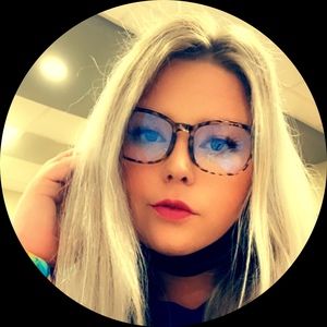 Meet your Posher, Cassandra